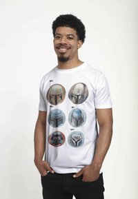 Star Wars STAR WARS: THE MANDALORIAN HELMETS UNISEX - T-shirt z nadrukiem