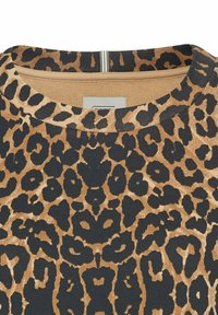 Leopardenmuster-Pullover in Schwarz und Beige, mit rundem Ausschnitt und strukturiertem Stoff, der einen gerippten Kragen und subtile Musterdetails aufweist.