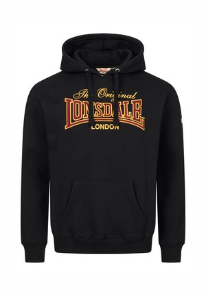 Sort hættetrøje lavet af bomuldsblanding, med en front kangaroo lomme og fed gul/rød grafisk tekst "The Original Lonsdale London" på brystet.