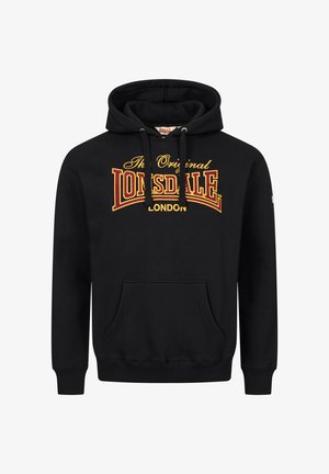 Sudadera con capucha negra, hecha de una mezcla de algodón, con un bolsillo canguro en la parte frontal y un llamativo texto gráfico en amarillo y rojo que dice "The Original Lonsdale London" en el pecho.
