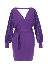 Mélykivágású, bordázott textúrájú, csillogó puffujjú lila karcsúsított ruha. Övvel ellátott derékrésze és rövid, testhezálló sziluettje van.