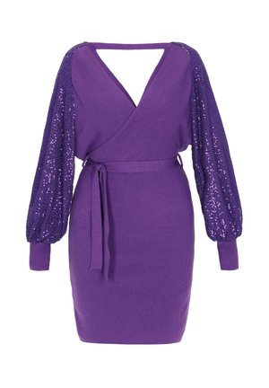 Mélykivágású, bordázott textúrájú, csillogó puffujjú lila karcsúsított ruha. Övvel ellátott derékrésze és rövid, testhezálló sziluettje van.