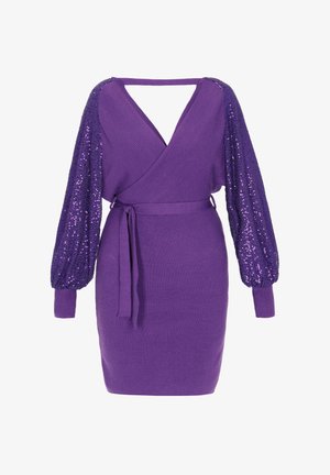 Mélykivágású, bordázott textúrájú, csillogó puffujjú lila karcsúsított ruha. Övvel ellátott derékrésze és rövid, testhezálló sziluettje van.