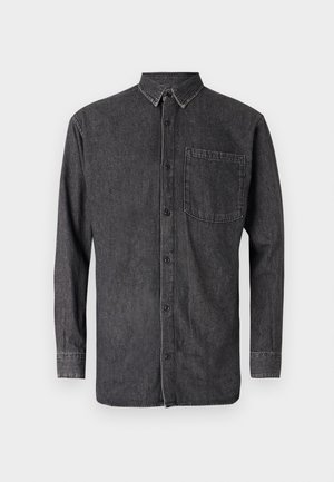 Camisa abotoada em denim cinza escuro, com mangas longas, colarinho e um bolso no peito com textura desbotada e detalhes de costura em contraste.