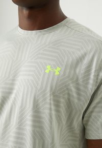Under Armour TECH VENT GEOTESSA  - T-shirt de sport - hydro green/silica green/high vis yellow