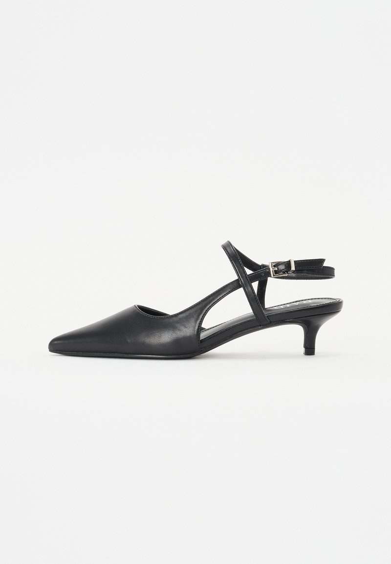 Mustasilkkiset slingback-korkokengät, joissa on teräväkärkinen muotoilu, leikattu sivupintaan, kapea nilkkahihna soljella ja vaatimaton kitten-korko.