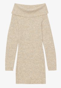 Robe beige en maille, épaules dénudées, manches longues, texture côtelée, coupe ajustée, avec un large col plié.