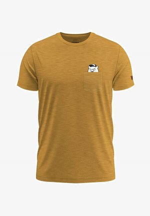 Korte mouwen, mosterdgele T-shirt van gestructureerde stof met een kleine witte beerafbeelding op het linker zakgebied.