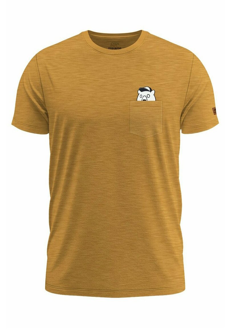 Camiseta de manga corta amarilla mostaza hecha de una tela texturada que presenta un pequeño gráfico de un oso blanco en el área del bolsillo izquierdo.