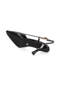 Zwarte gepatineerde leren slingback kitten heel schoen met puntige neus en gouden gesp, bekeken vanuit de zoolzijde.