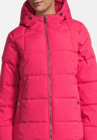 Fuchsia Steppjacke mit Reißverschluss, Kapuze und gestepptem Design. Enthält Druckknopftaschen und eine verstellbare Kordelzug an der Kapuze.