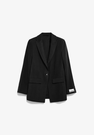 Schwarzer Ein-Knopf-Blazer mit Reverskragen, Klappentaschen und einem weißen rechteckigen Etikett am cuffs des rechten Ärmels.