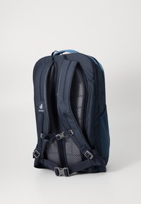 Rucsac albastru și bleumarin închis cu suport de spate din plasă, bretele ajustabile, accesorii cu cataramă și un logo pe lateral. Textură de țesătură netedă.