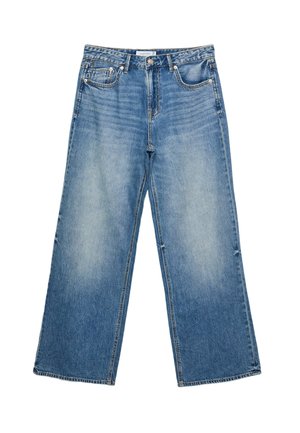 Jeans en denim bleu à jambes larges avec un léger délavage, dotés de cinq poches, d'une fermeture à bouton et de coutures visibles le long des coutures.