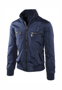 Giacca bomber blu navy in nylon liscio con polsini e vita a coste. Presenta due tasche sul petto con zip e una chiusura frontale con zip.