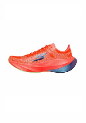 Zapatilla deportiva de color rojo brillante con parte superior de malla, una suela contorneada con un acento azul y un tacón redondeado para mayor soporte.