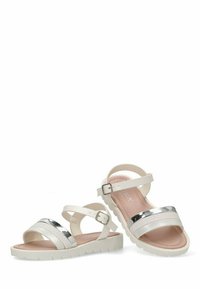 Sandalias blancas con detalles plateados, que cuentan con una plantilla acolchada, diseño de doble tira y suela de goma flexible. Cierre de hebilla en la tira del tobillo.