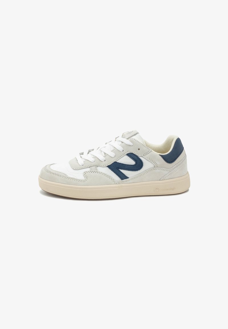 Baskets basses blanches et beiges avec logo "N" bleu et patch au talon, lacets blancs et semelle beige sur fond blanc.