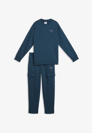 Mørkeblå langærmet sweatshirt og matchende cargobukser med Puma-logo på brystet og låret, lagt fladt på en hvid baggrund.