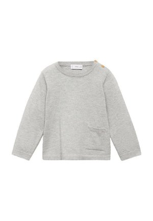 Grauer Strickpullover mit langen Ärmeln, rundem Halsausschnitt, einer Brusttasche und drei Holzknöpfen an einer Schulter. Weicher Stoff.