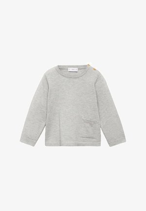 Maglione grigio in maglia con maniche lunghe, scollatura tonda, una tasca sul petto e tre bottoni di legno su una spalla. Morbido al tatto.