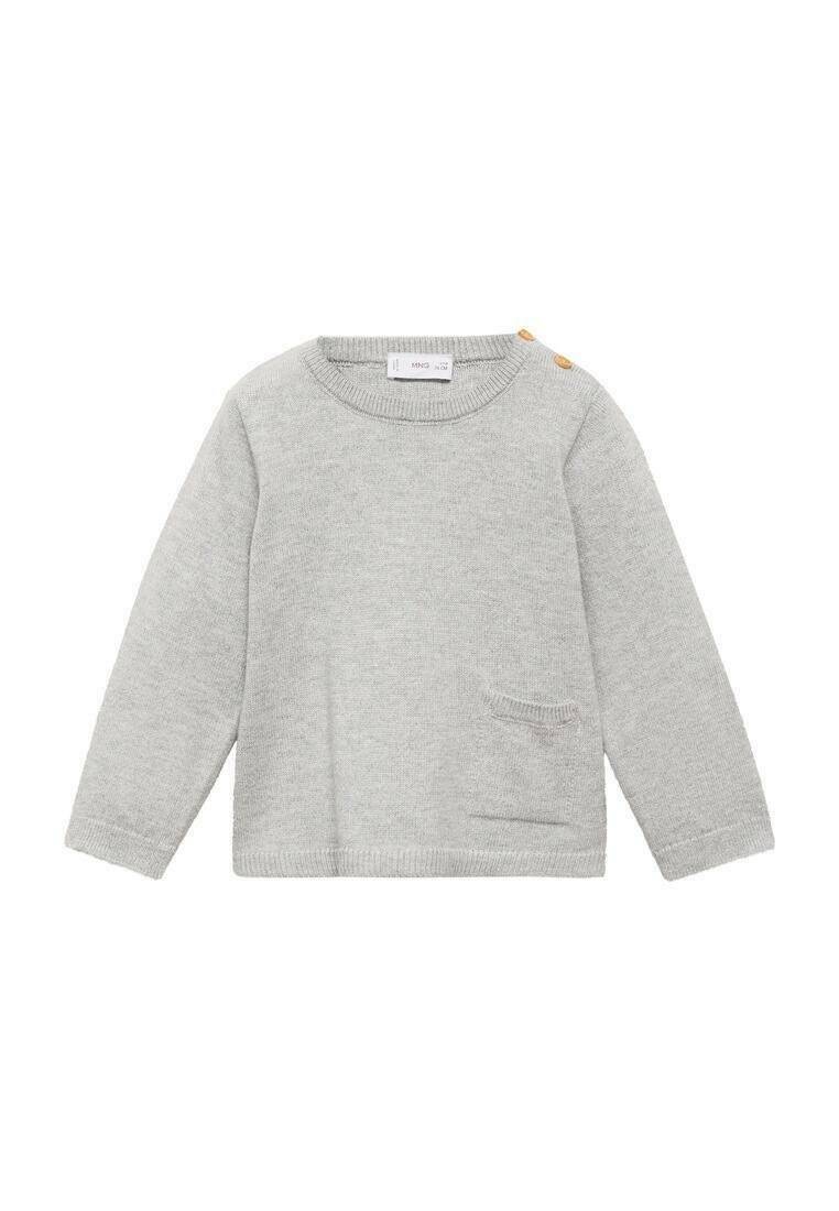 Pulover gri tricotat cu mâneci lungi, decolteu rotund, un buzunar pe piept și trei nasturi din lemn pe un umăr. Textură moale.