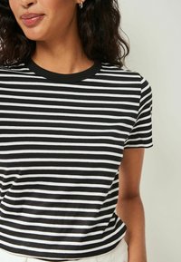 Next Tricou cu imprimeu - monochrome