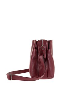 Borsa a spalla in pelle bordeaux con finitura texturizzata, chiusura con zip e una singola tracolla regolabile. Forma compatta e rettangolare.