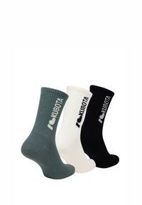 Trzy pary skarpetek załogowych w ciemnozielonym, białym i czarnym kolorze, z żebrowanym wzorem i napisem "I ♥ KUBOTA" na bokach.