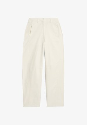 Pantalons droit écrus avec poches latérales, passants de ceinture et un design épuré et minimaliste.