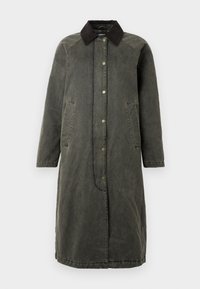 Cappotto in denim verde oliva lungo con colletto in velluto a coste nero, chiusura frontale a bottoni automatici, due tasche laterali e una silhouette leggermente over size.