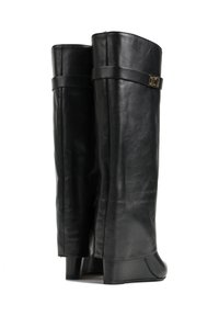 Czarne skórzane kozaki do kolan o gładkiej fakturze, charakteryzujące się wąskim kształtem i małym metalowym akcentem przy kostce.