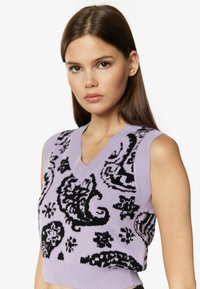 Mouwloze V-hals trui, lavendel met zwart paisleypatroon, gebreide textuur, cropped ontwerp, met een brede ribgebreide zoom.