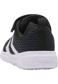 Schwarzer Mesh-Sportschuh mit weißer Sohle, ausgestattet mit drei weißen Streifen an der Seite und einer Schlaufe an der Rückseite für einfaches An- und Ausziehen.