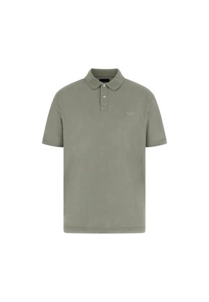 Polo à manches courtes vert olive uni avec deux boutons et un petit logo "Guess" sur la poitrine gauche.