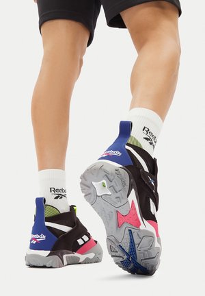 Crne i plave tenisice visokog gaza s ružičastim i zelenim detaljima, teksturiranim gumiranim potplatom te prepoznatljivim dizajnerskim elementima za potporu.