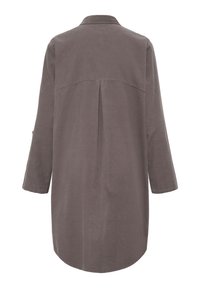 Manteau gris à manches longues avec col et détail pli au dos, montré de dos sur fond blanc.
