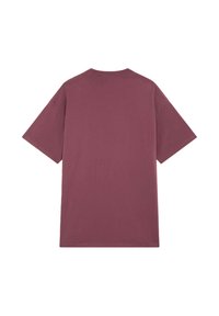 T-shirt bordeaux à manches courtes, coupe décontractée, fabriqué en tissu de coton doux, présentant un simple design à l'arrière sans motifs ni accents.