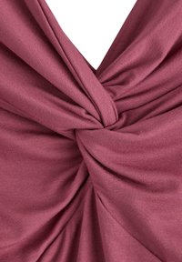 Top v berry barvě s výstřihem do V a detailním propletením vpředu. Měkká, strukturální tkanina s plisovaným designem a hladkým povrchem.