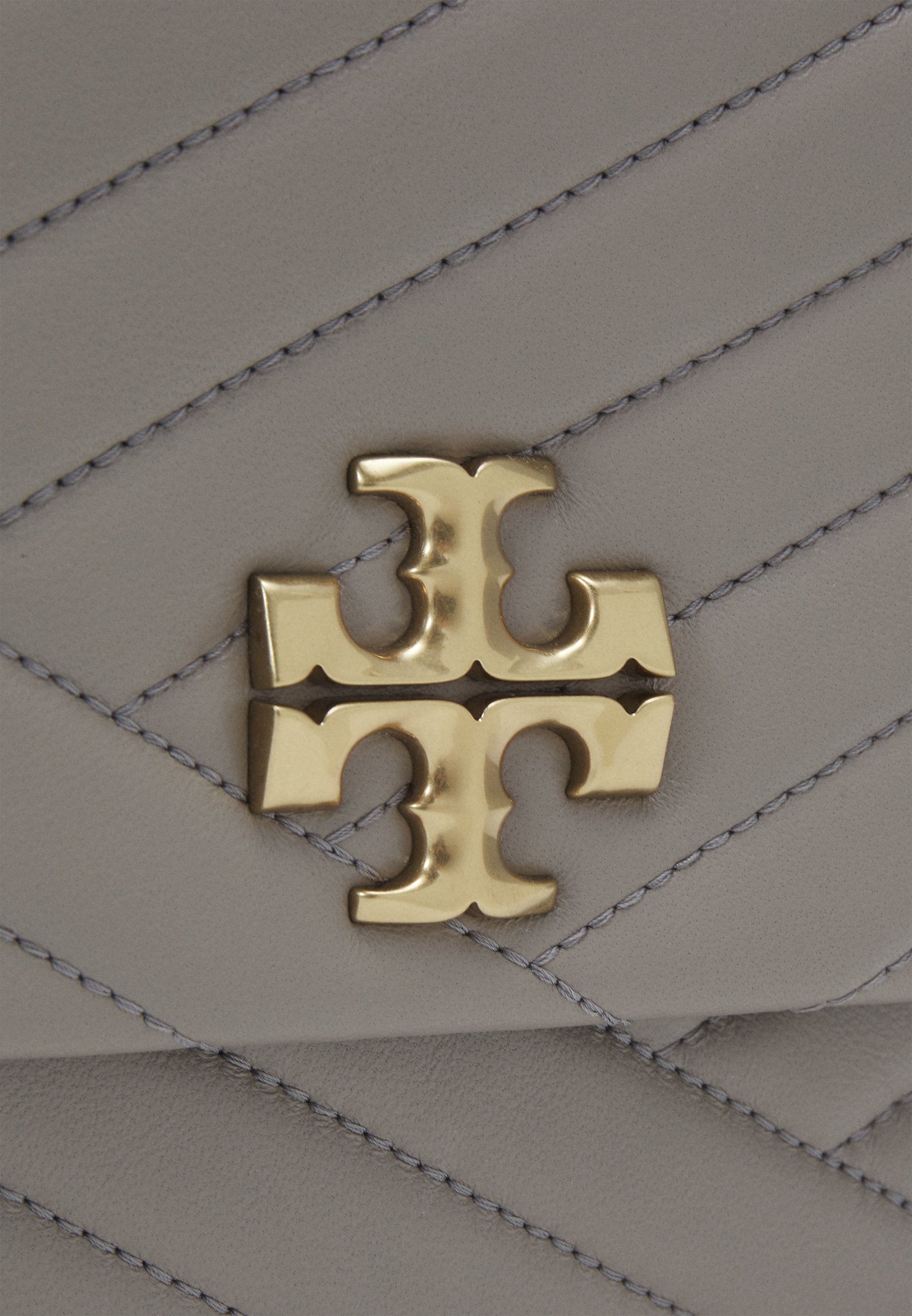 【新品】TORYBURCH KIRA CHEVRON GRAY HERON Small Kira Chevron Convertible Shoulder Bag, Gray Heron | Tory