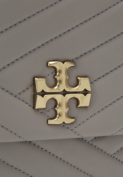 Tory Burch KIRA CHEVRON CONVERTIBLE SHOULDER - Taška s příčným popruhem - gray heron