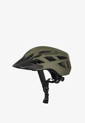 Olivgrüner Fahrradhelm von Swedemount mit schwarzen verstellbaren Riemen und Belüftungsöffnungen, Seitenansicht im Winkel vor weißem Hintergrund.