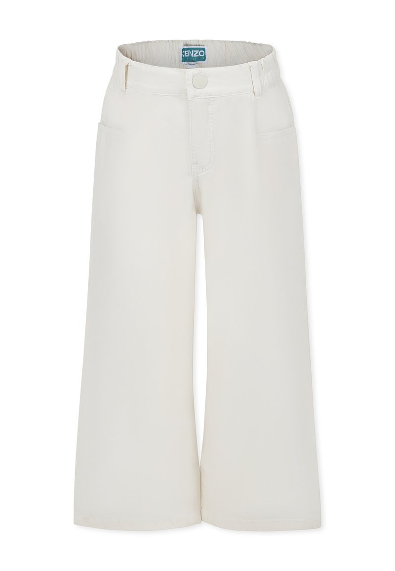 Wijdvallende broek in off-white katoen. Voorzien van zijzakken, een knoopsluiting en een gegarneerde tailleband voor comfort. Plat gestikte naden.