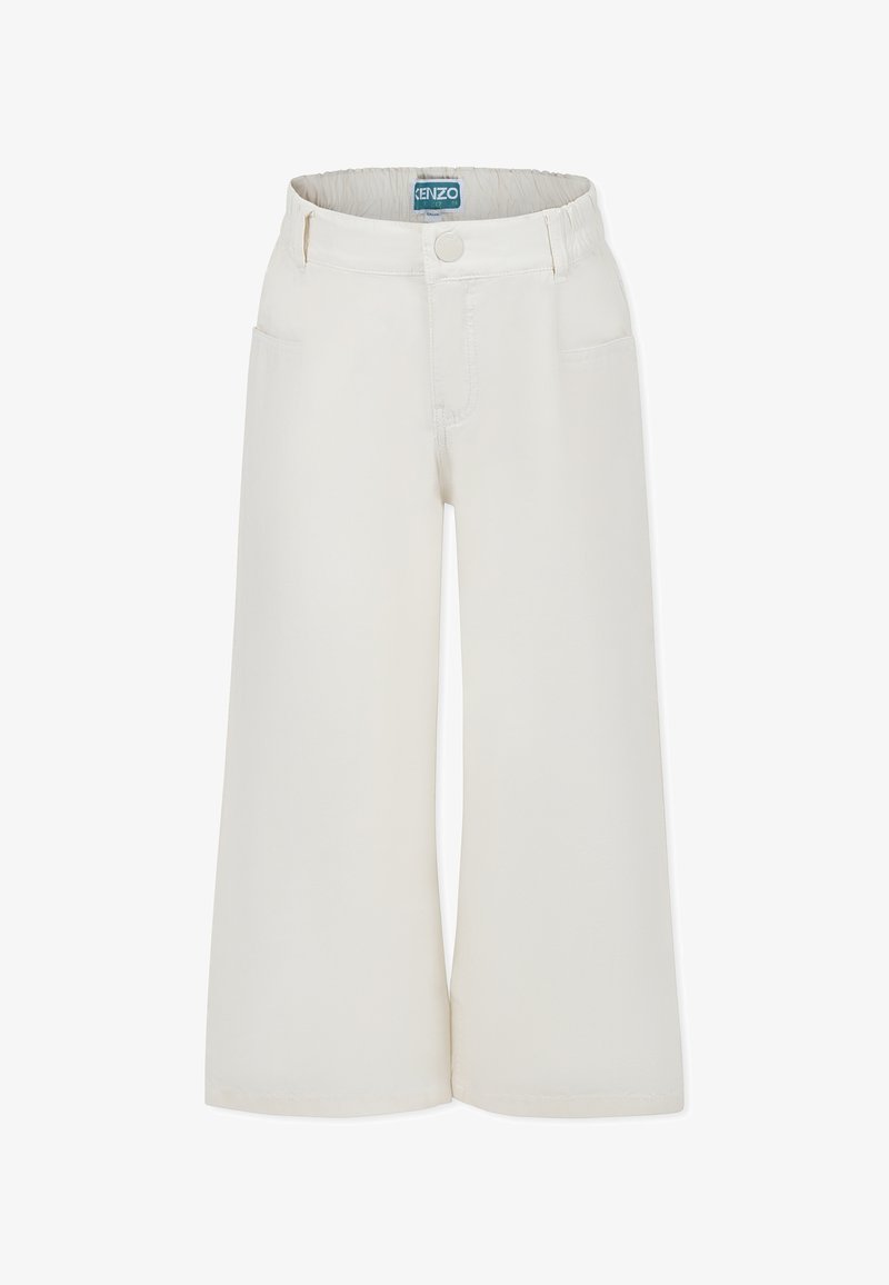 Pantalons large en coton blanc cassé. Présente des poches avant, une fermeture à bouton et une ceinture texturée pour plus de confort. Couture flat-felled.