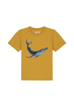 T-shirt en coton jaune avec un graphique détaillé d'une baleine bleue sur le devant, affichant des nuances de bleu et de gris avec un design réaliste.