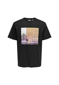 Camiseta negra con un diseño cuadrado que presenta el contorno de una flor y una foto de una persona con un patinete apoyado contra una pared. Material de algodón.