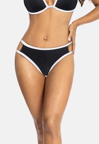 Czarny dół bikini z białymi wykończeniami, wykonany z fakturowanej tkaniny, z wycięciami na biodrach, oferujący nowoczesny design.
