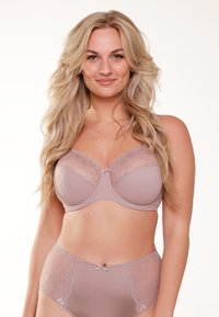 Beige beha met kantdetails, beugelondersteuning, zachte stof en een strikje in het midden. Bijpassende high-waisted slip met kanten zijkanten.