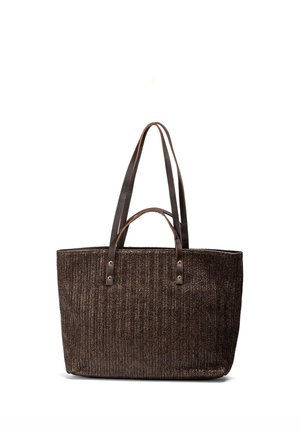 Borsa shopper marrone intrecciata con due manici lunghi e due corti in pelle, forma rettangolare, in piedi su sfondo bianco.