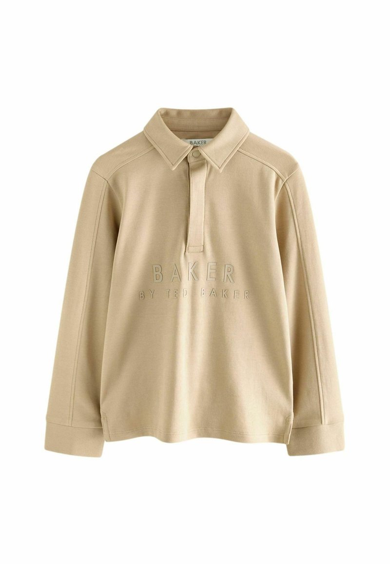 Béžová polo košeľa s dlhým rukávom a golierom, zapínanie na gombíky a vyšívané logo "BAKER BY TED BAKER" na prednej strane. Mäkký, hladký povrch látky.